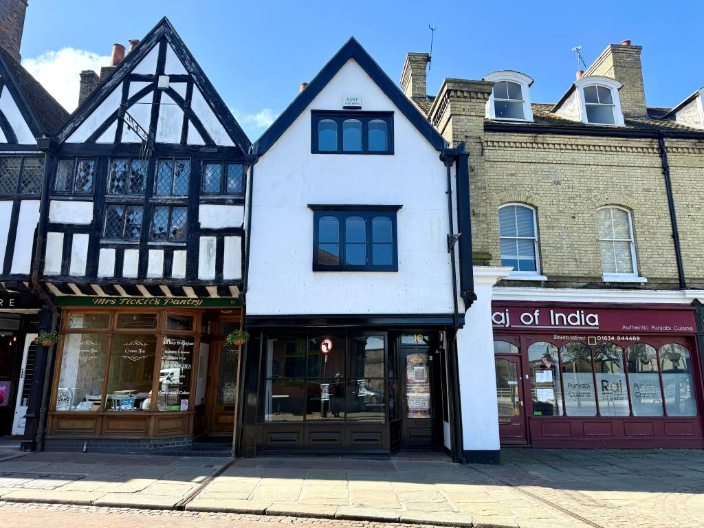 Lot: 73 - VACANT COMMERCIAL UNIT - Commercial property on high street